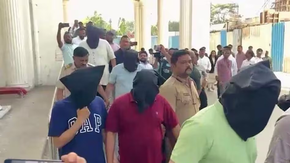 Nashik TCS Scandal:आरोपी तौसीफ ने उसे घर बुलाया, ज़बरदस्ती टोपी पहनाई, फिर ऑफिस ग्रुप में फ़ोटो फैला दी…