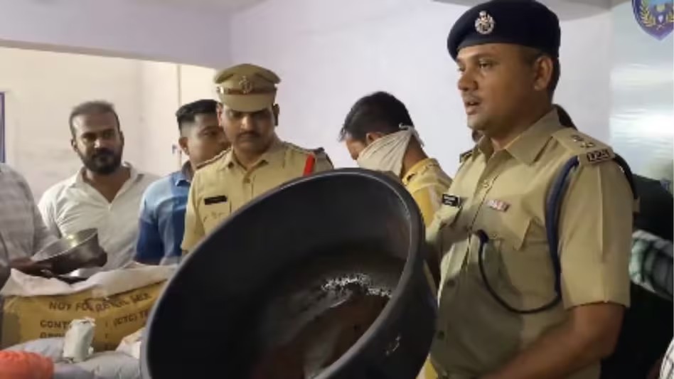 केमिकल का इस्तेमाल करके नकली चाय पाउडर बनाने वाला गिरोह पकड़ा गया; VIDEO में देखें इनकी करतूत