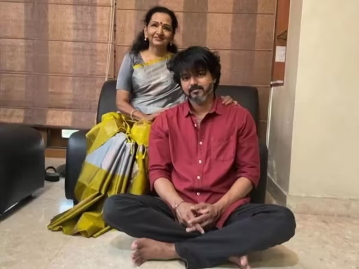 थलपति विजय की माँ कौन हैं? तमिल इंडस्ट्री की एक स्टार—जो पहले राइटर, डायरेक्टर और प्रोड्यूसर थीं