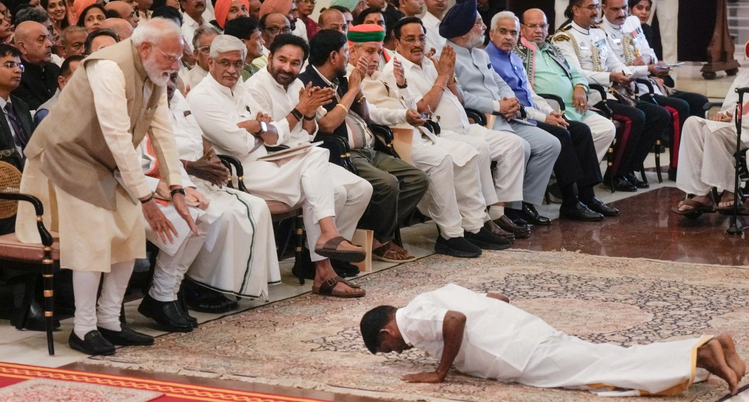 पद्म श्री से सम्मानित व्यक्ति का PM मोदी को दंडवत प्रणाम, राष्ट्रपति भवन में सबका ध्यान खींचा…