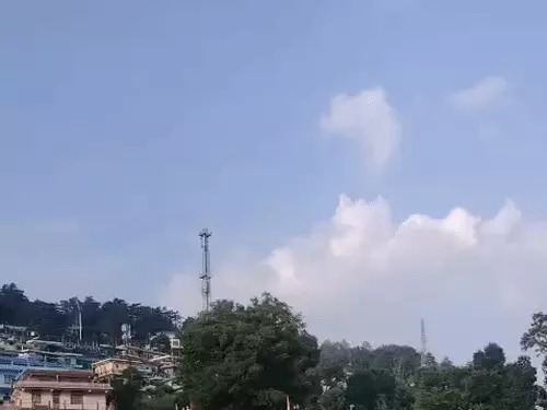 उत्तराखंड के सभी जिलों में बारिश की संभावना: देहरादून में चलती गाड़ियों पर पेड़ गिरे, जिससे 9 किलोमीटर लंबा ट्रैफिक जाम
