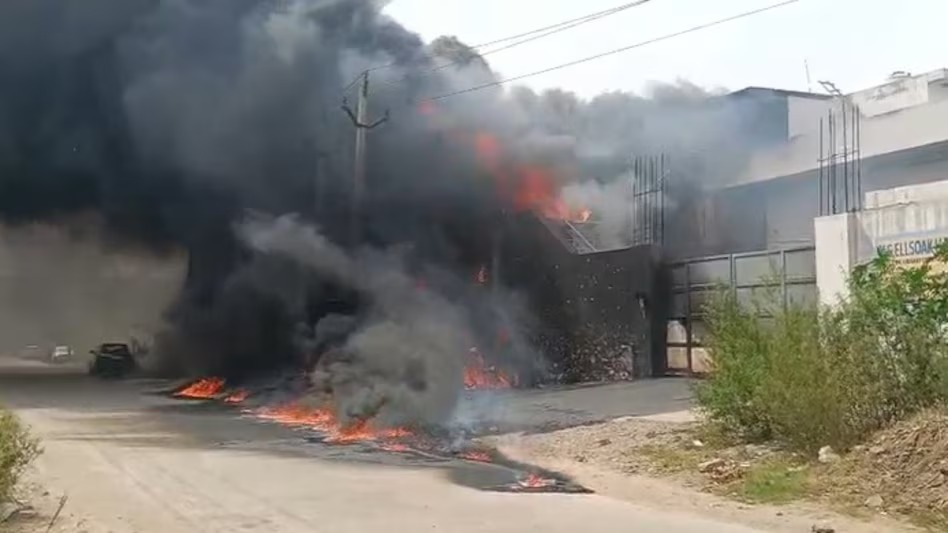 राजस्थान के भिवाड़ी इंडस्ट्रियल एरिया में भीषण आग; दो फैक्ट्रियां आग के चपेट मे, पांच घायल