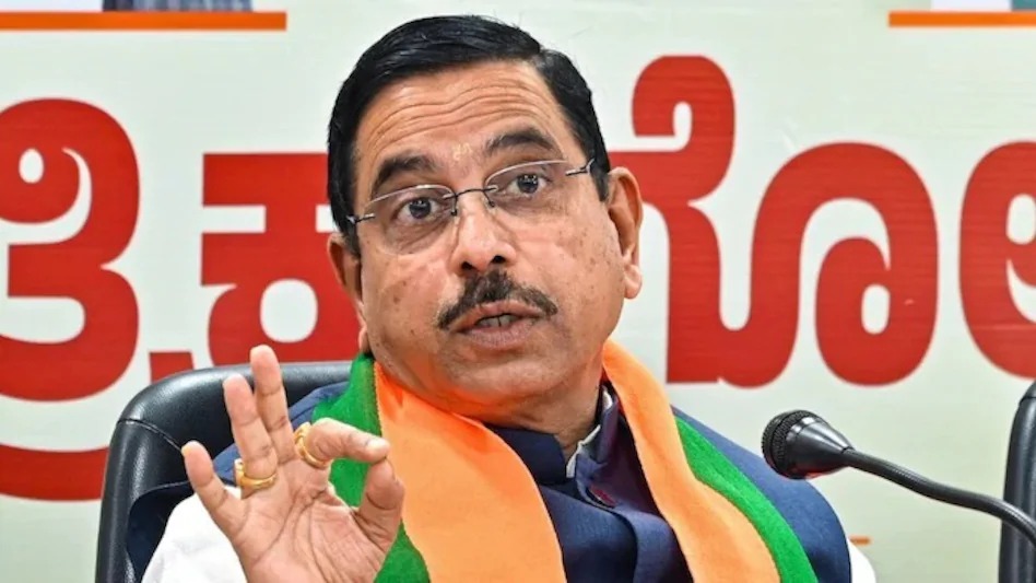 प्रह्लाद जोशी बने नए शिक्षा मंत्री, धर्मेंद्र प्रधान के इस्तीफे के बाद हुआ ऐलान