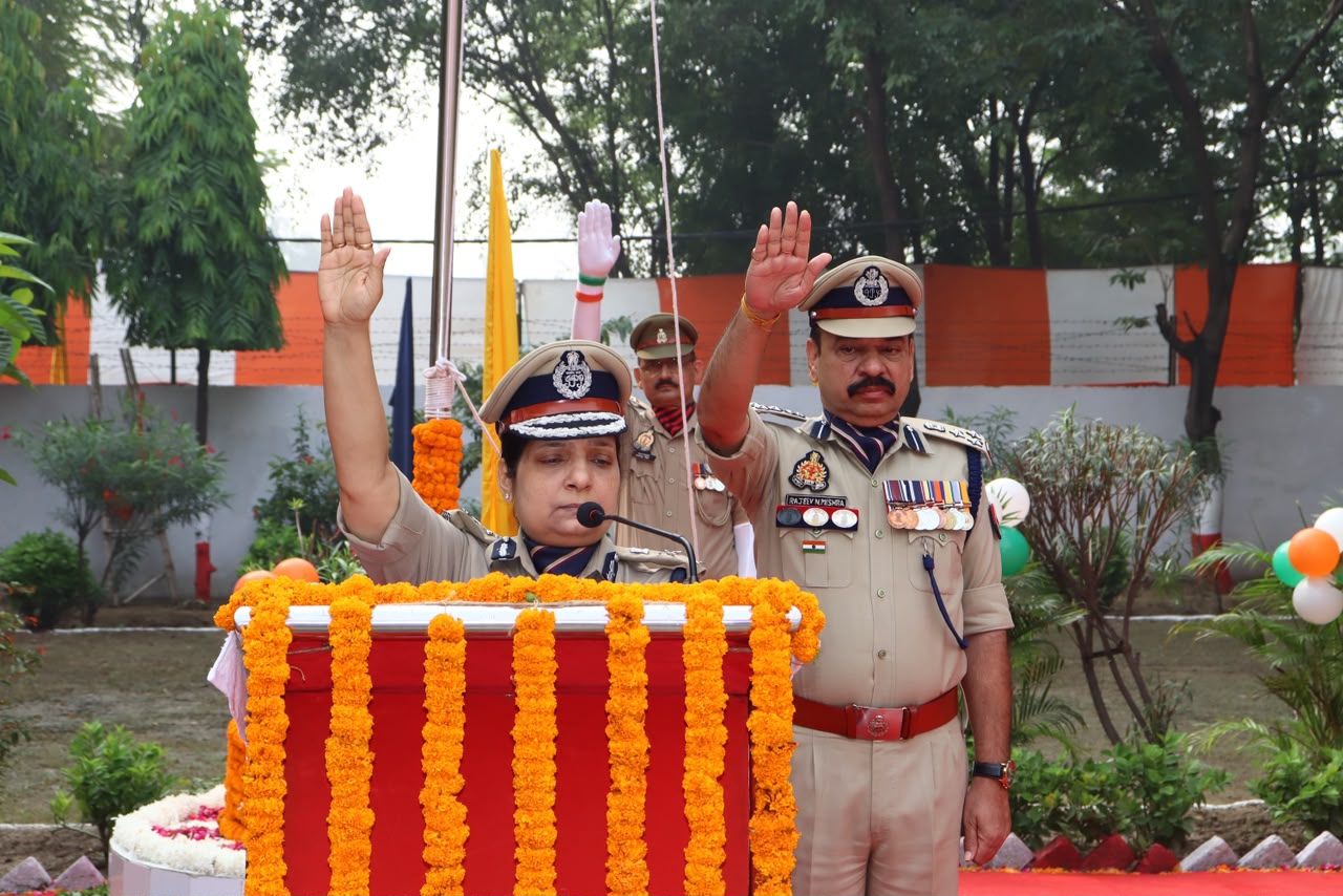 पुलिस कमिश्नर लक्ष्मी सिंह ने GBN पुलिस लाइन्स में तिरंगा फहराया और शहीदों को श्रद्धांजलि दी